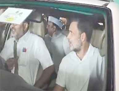 راہول گاندھی اور دیگر سیاستدان گاڑی میں سفر کرتے ہوئے.