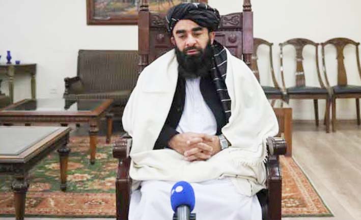 افغان رہنما اشرف غنی کی تصویر، آرام اور سنجیدہ انداز میں بیٹھے ہوئے.