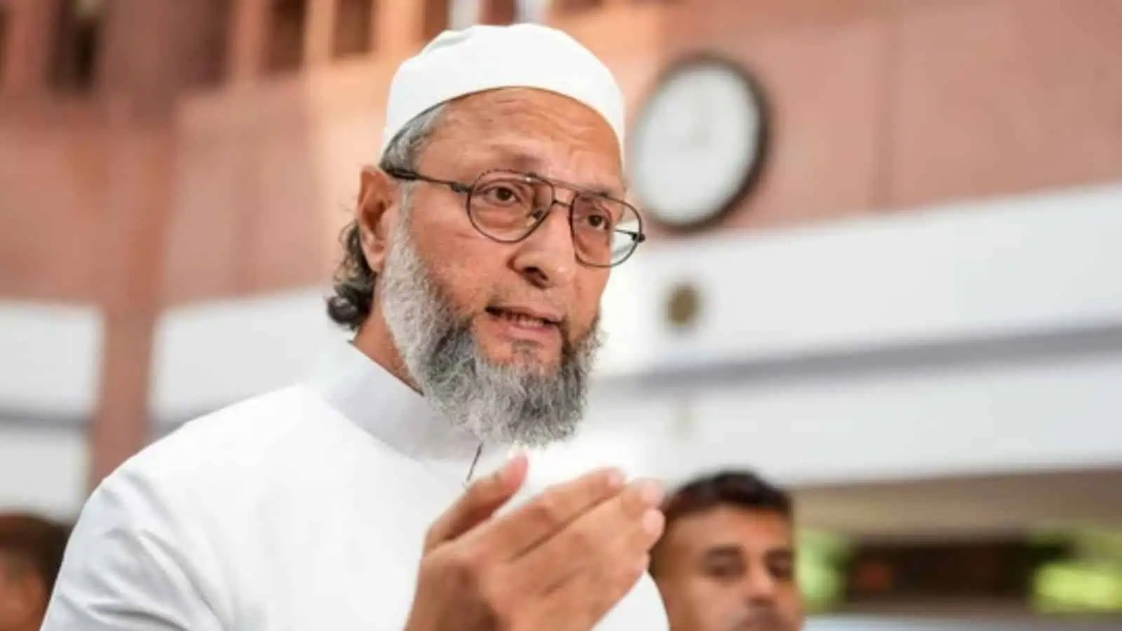 مذہبی رہنما کی تقریر، مذہبی اجتماع میں خطاب کرتے ہوئے.