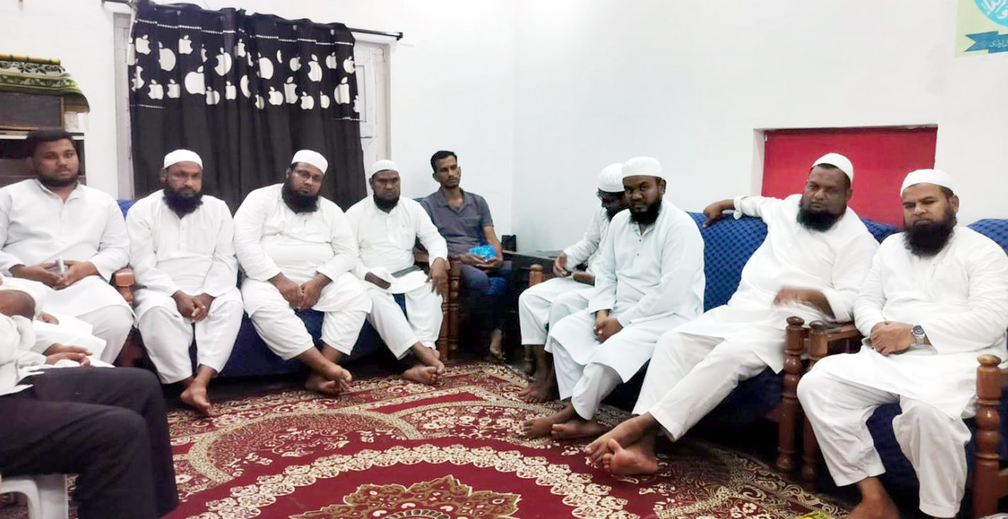 مذہبی اجتماع میں مرد حضرات کی نشستیں اور گفتگو.
