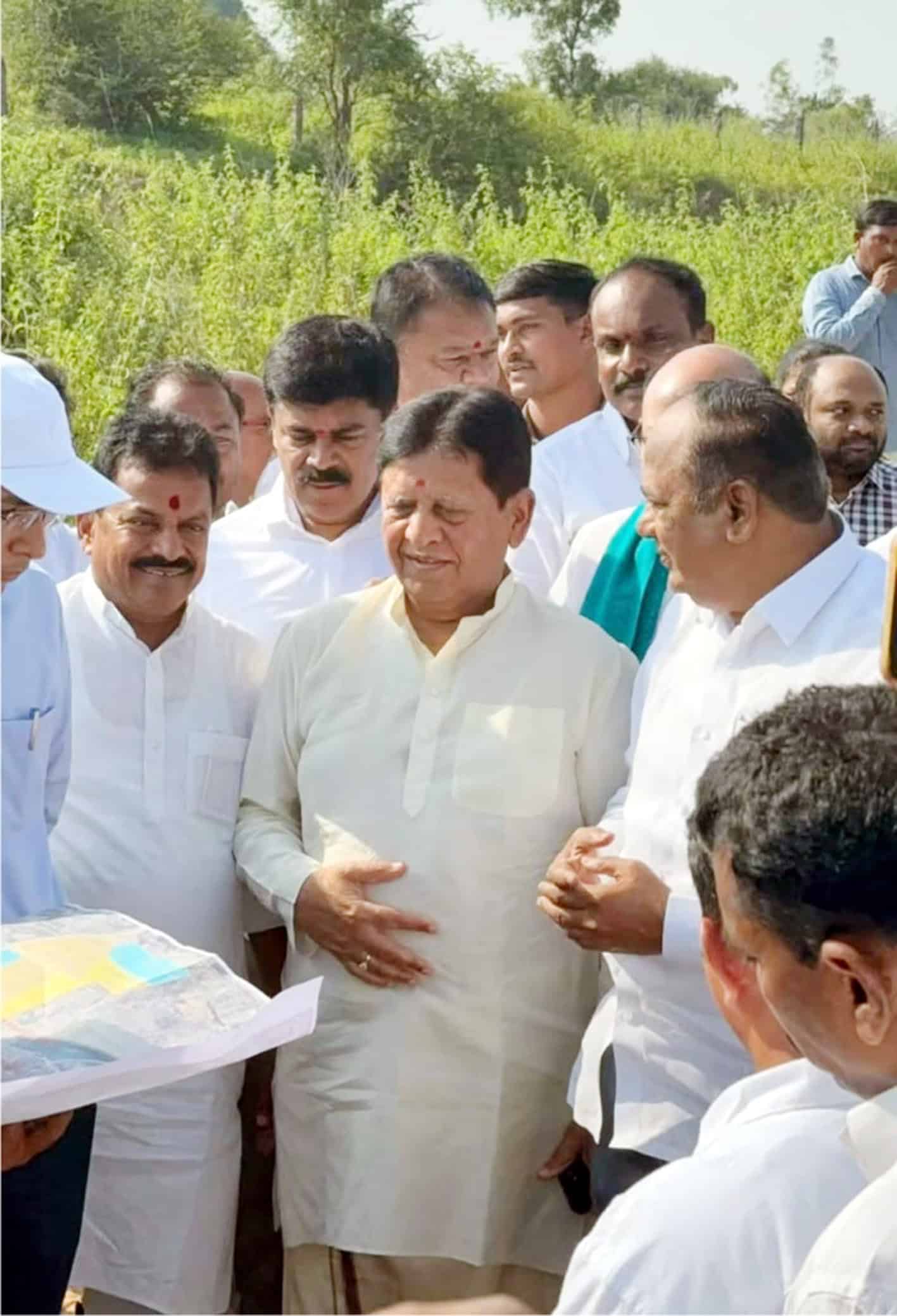 سیاسی رہنماؤں کا عوامی ملاقات، سرکاری لباس میں افراد کی گروپ تصویر.