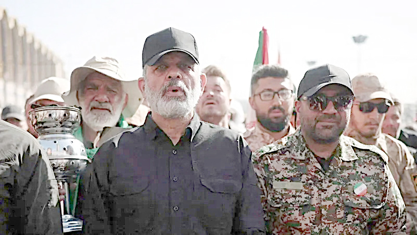 پاکستانی فوجی اور شہری مظاہرے میں شریک، قومی پرچم کے ساتھ.