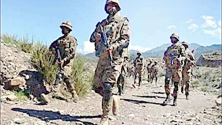 پہاڑی علاقے میں فوجی دستہ، فوجی وردی میں، ہلکی ہوا، صاف آسمان.