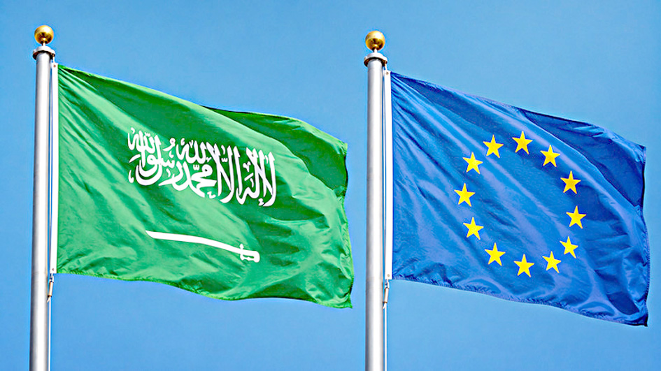 سعودی عرب اور یورپی یونین کے جھنڈے ہوا میں لہراتے ہوئے.