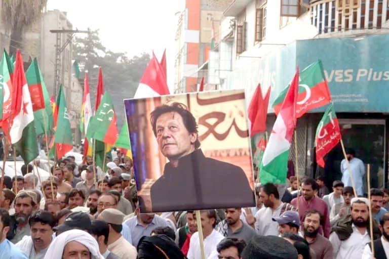 پاکستانی عوام کا عمران خان کے حق میں احتجاجی مظاہرہ.