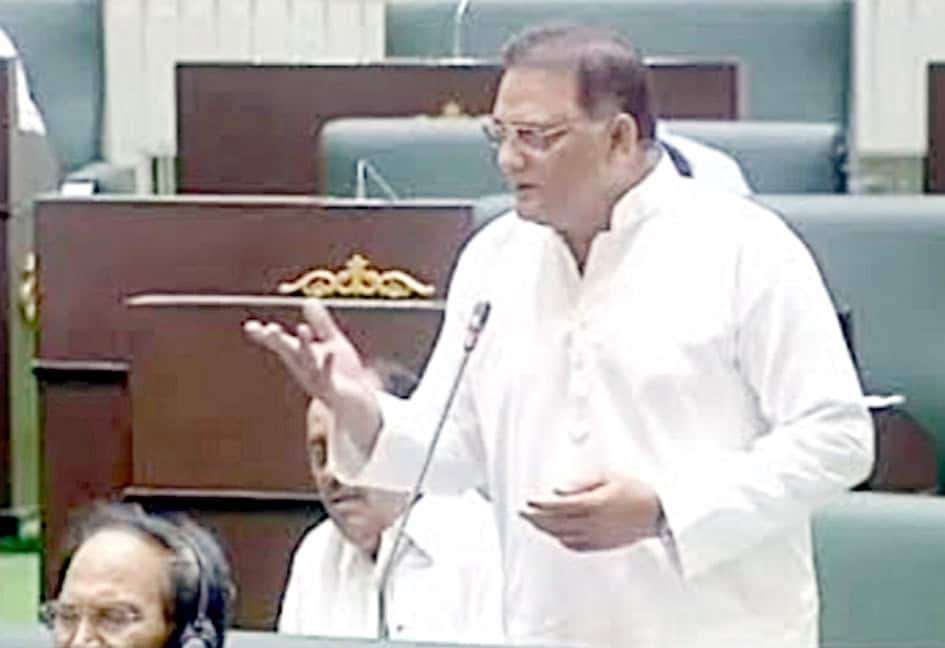 ایوان صدر تقریر کرتے ہوئے، پارلیمنٹ میں سیاسی گفتگو.