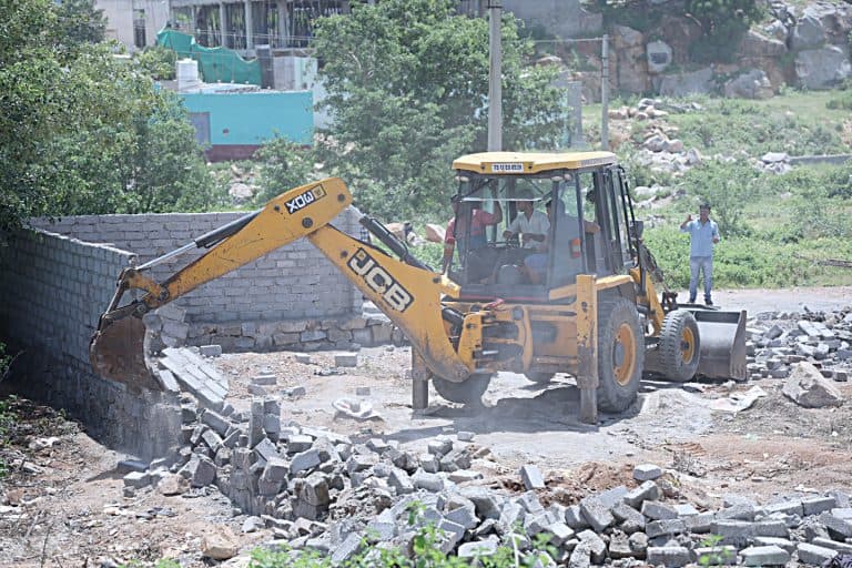 پتھر توڑنے والی مشین سڑک کی مرمت کے لیے کام کر رہی ہے.
