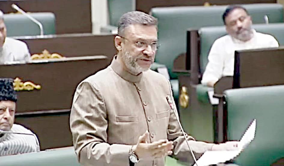 پاکستانی سیاستدان پارلیمنٹ میں تقریر کرتے ہوئے.