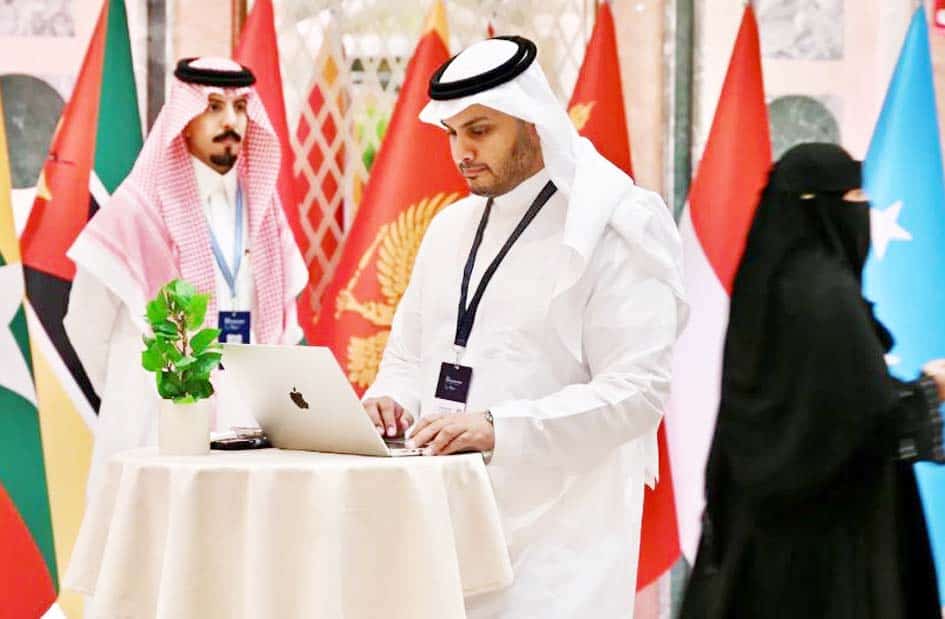 عالمی تجارتی کانفرنس میں مرد و خواتین شرکاء، مختلف ممالک کے جھنڈے پس منظر میں.