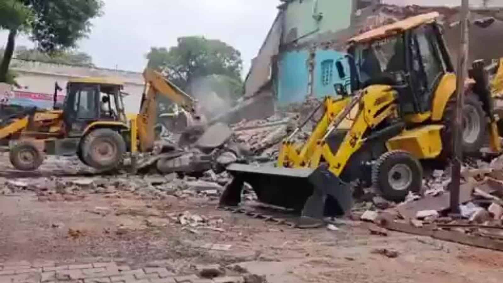 تباہ شدہ عمارت کی مرمت کے لیے بھاری مشینری استعمال ہو رہی ہے.