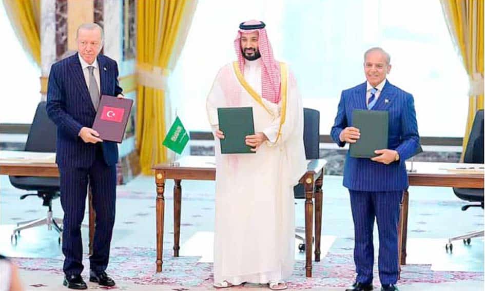 پاکستان اور سعودی عرب کے نمائندے معاہدے پر دستخط کرتے ہوئے.