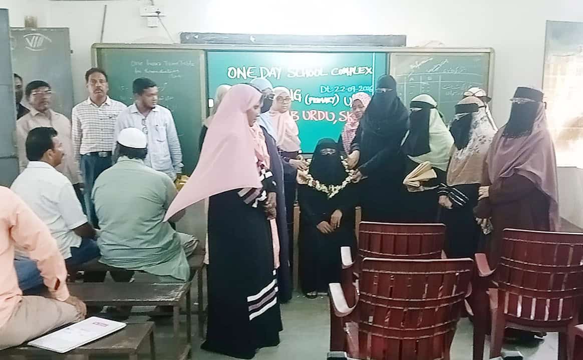 اساتذہ اور طلبہ اردو زبان کی کلاس میں مصروف.