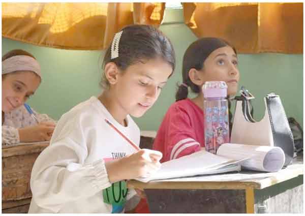 کلاس میں طالبات، کتابیں اور تعلیمی ماحول کی تصویر.