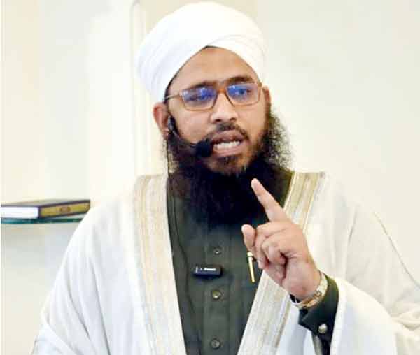 مذہبی رہنما گفتگو کرتے ہوئے، ہاتھ اٹھا کر بات کر رہے ہیں.
