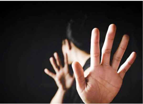 خاتون کا ہاتھ روکنے کی کوشش، محتاط رہیں.