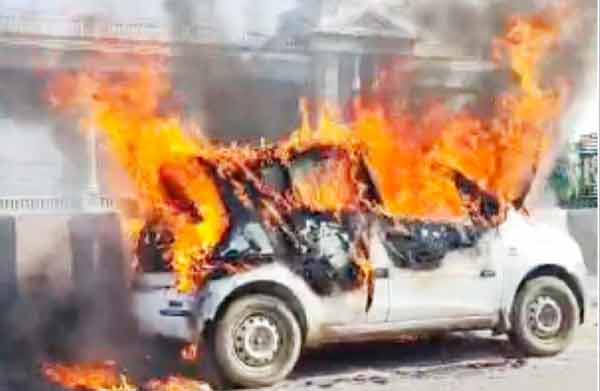 آگ لگی ہوئی گاڑی، دھواں اور شعلے، ہنگامی صورتحال.