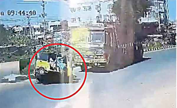 سڑک پر ایک چھوٹا ٹرک اور ایک بڑی گاڑی کا تصادم، حادثہ کا منظر.