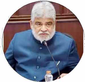 پاکستانی سیاستدان کی تصویر، سرکاری تقریب میں گفتگو کرتے ہوئے.
