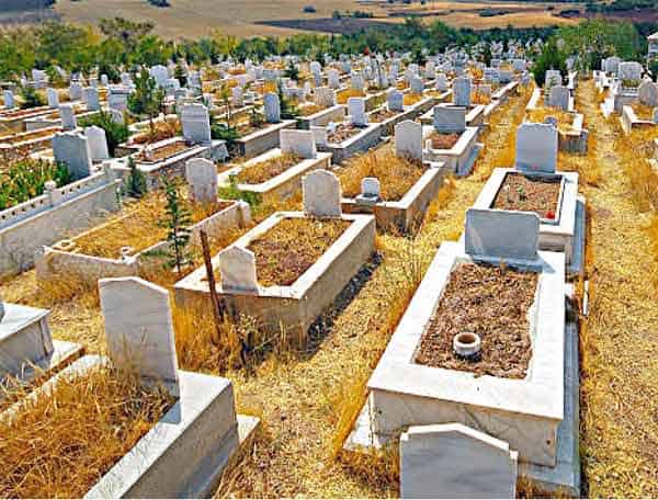 پرانے قبرستان میں بے شمار قبریں اور پتھر کے نشانیاں.