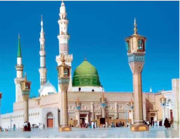 مسجد نبوی کا خوبصورت منظر، سبز گنبد اور بلند مینار کے ساتھ.