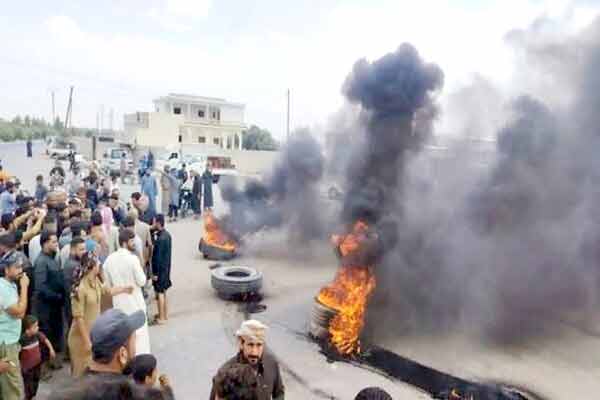 پٹرول بم کے دھوئیں کے ساتھ احتجاجی مظاہرہ اور عوام کی بڑی تعداد.