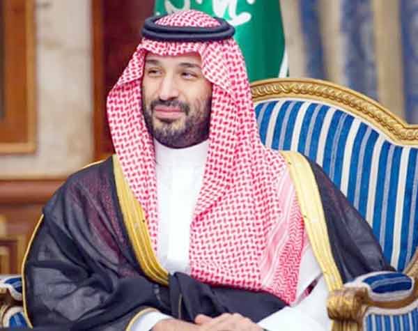 سعودی عرب کے شاہ سلمان کی تصویر، روایتی لباس میں، آرام دہ اور پرسکون حالت میں.