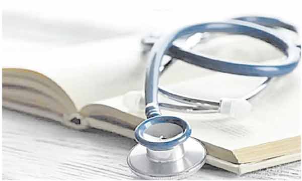 طبی آلات اور کتابیں، صحت اور طب کے موضوع پر تصویر.