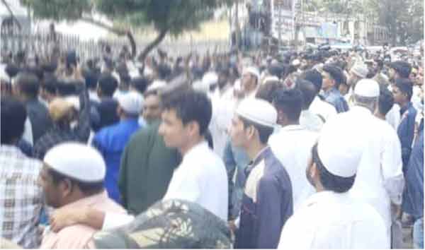 پاکستانی عوام احتجاجی مظاہرے میں شریک، بڑی تعداد میں لوگ جمع.