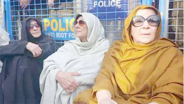 پولیس کے سامنے خواتین کی احتجاجی مظاہرہ، سیکیورٹی کے سخت انتظامات.