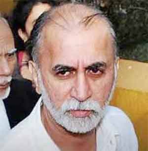 ایک بزرگ شخص کی قریب سے لی گئی تصویر، سنجیدہ انداز میں دیکھ رہے ہیں.
