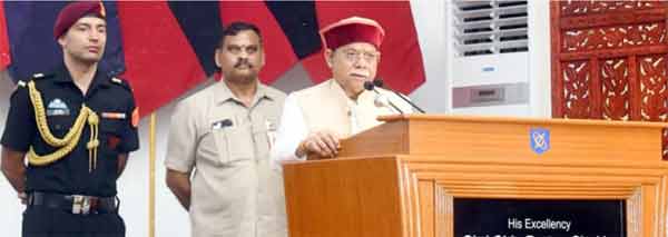 وزیر اعظم خطاب کرتے ہوئے، تقریب میں موجود دیگر افراد کے ساتھ.