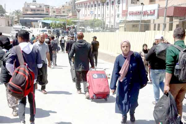پاکستانی مسافر اور مسافرہین سفر کے دوران، بس اسٹیشن پر.