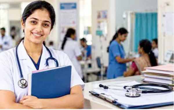 ہسپتال میں نرس مسکرا رہی ہے، مریضوں کے ساتھ کام کرتی ہوئی.
