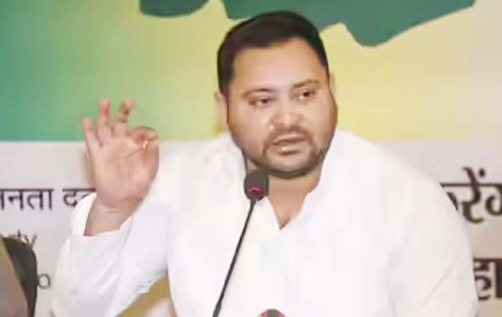سیاسی رہنما گفتگو کرتے ہوئے، عوامی جلسہ میں تقریر.