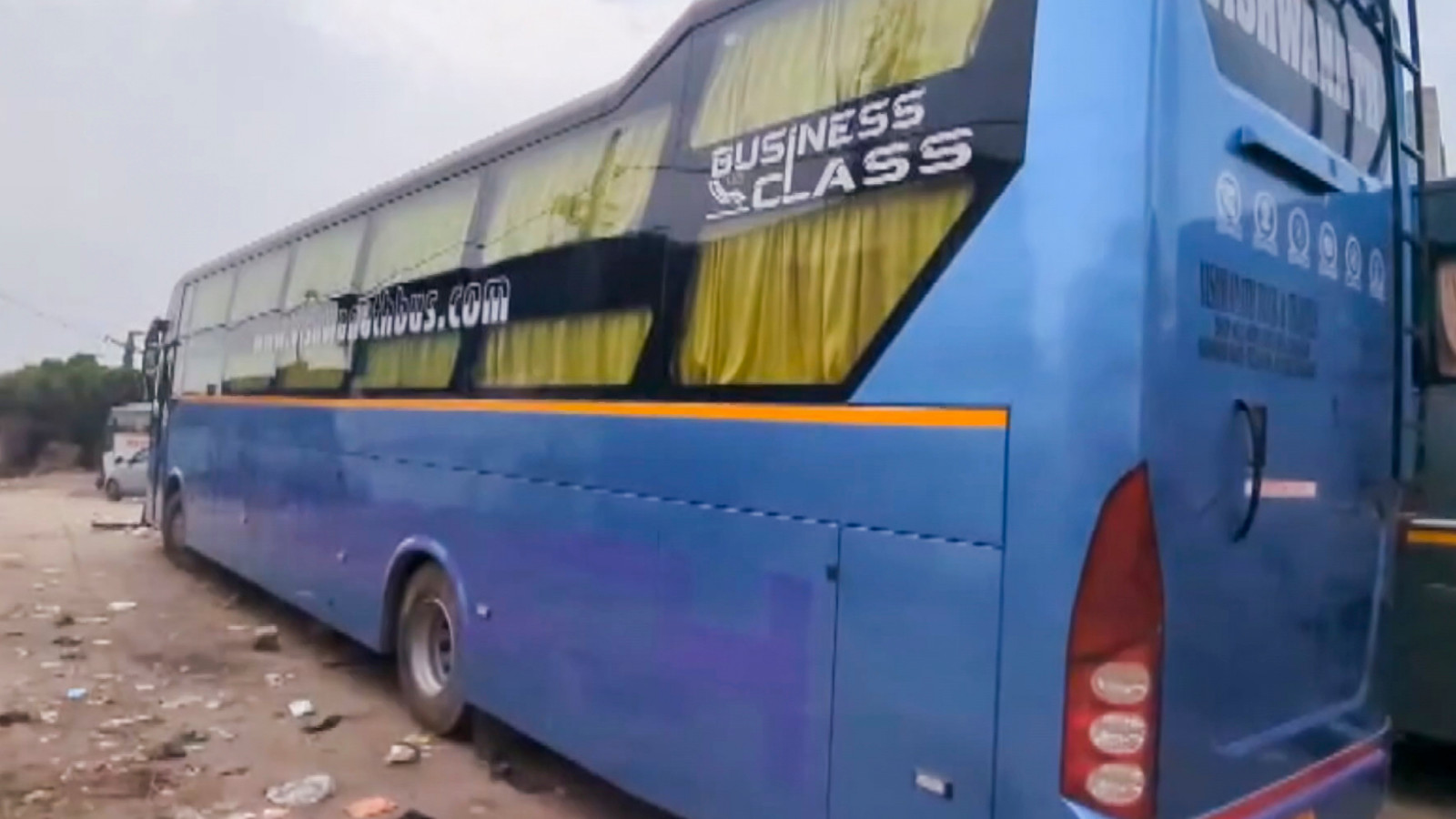 بزنس کلاس بس، سفر کے دوران آرام دہ اور جدید سہولیات سے مزین.