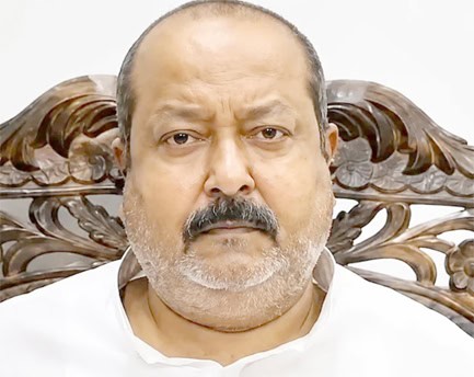 بھارتی سیاستدان کی قریب سے لی گئی تصویر، سنجیدہ اور غور و فکر میں مبتلا.