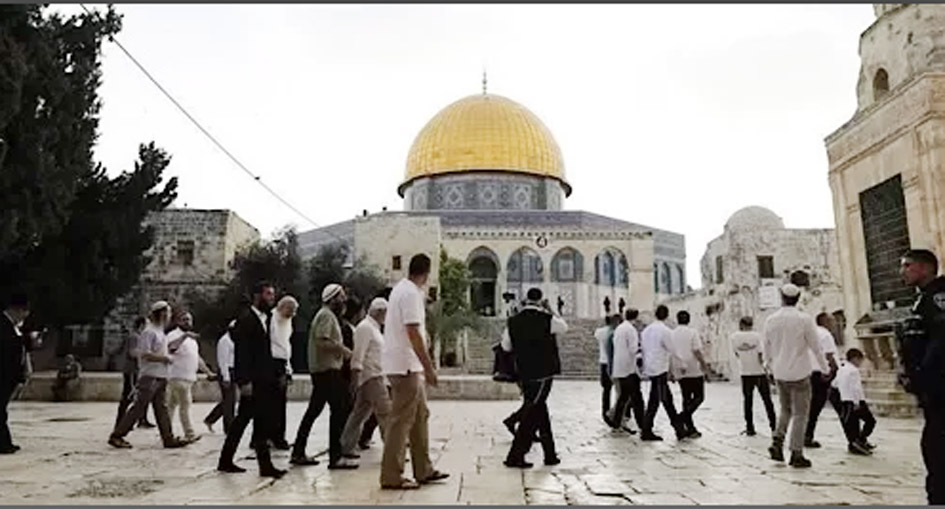 مقبوضہ بیت المقدس میں مسجد اقصیٰ کا منظر، زائرین اور سیاح.