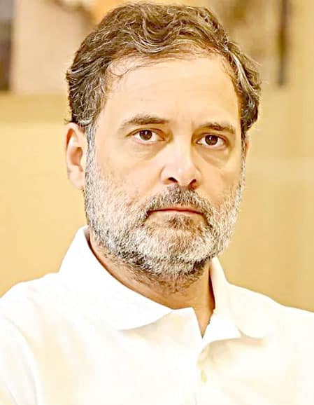 سیاستدان کی قریب سے لی گئی تصویر، سنجیدہ اور غور و فکر میں مبتلا.