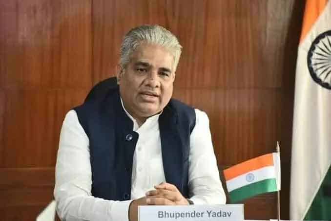 وزیر جنگلات بھوپندر یادو کی تصویر، بھارتی پرچم کے ساتھ.