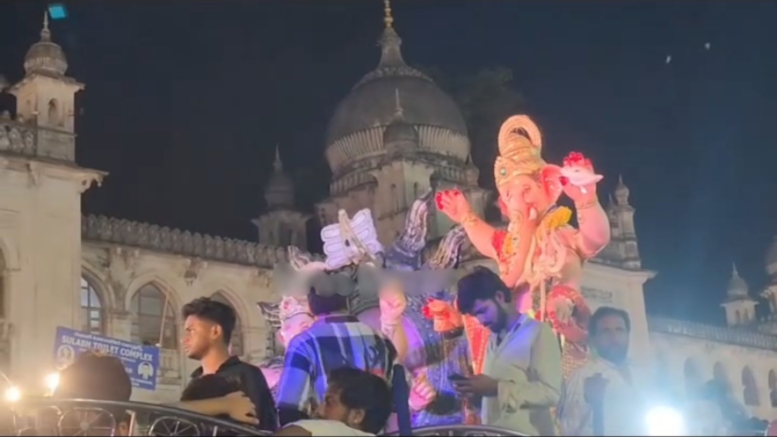 ہندو دیوالی تہوار کی روشنی میں روشنی، گوداوری مندر کے پس منظر کے ساتھ.