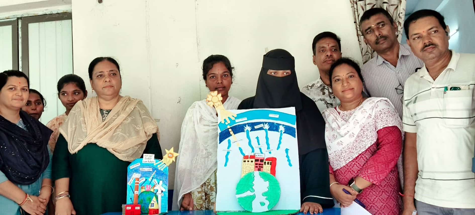 طالبہ نے جیتنے کے بعد انعام حاصل کیا، گروپ تصویر.