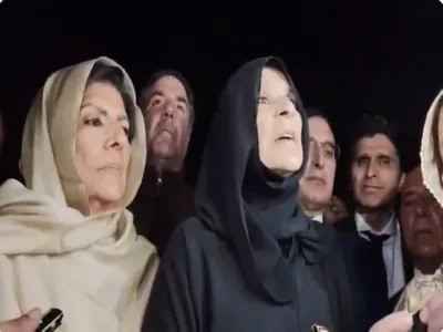 عمران کی بہنیں اور دیگر افراد ملاقات کے دوران.