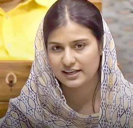 پاکستانی خاتون کی گفتگو، روایتی لباس میں، کھلے میدان میں.