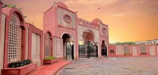 جامعہ کا داخلی دروازہ اور فصیل، خوبصورت اور تاریخی عمارت.