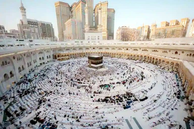 مکہ مکرمہ میں حجاج کرام کا کعبہ کے گرد طواف.