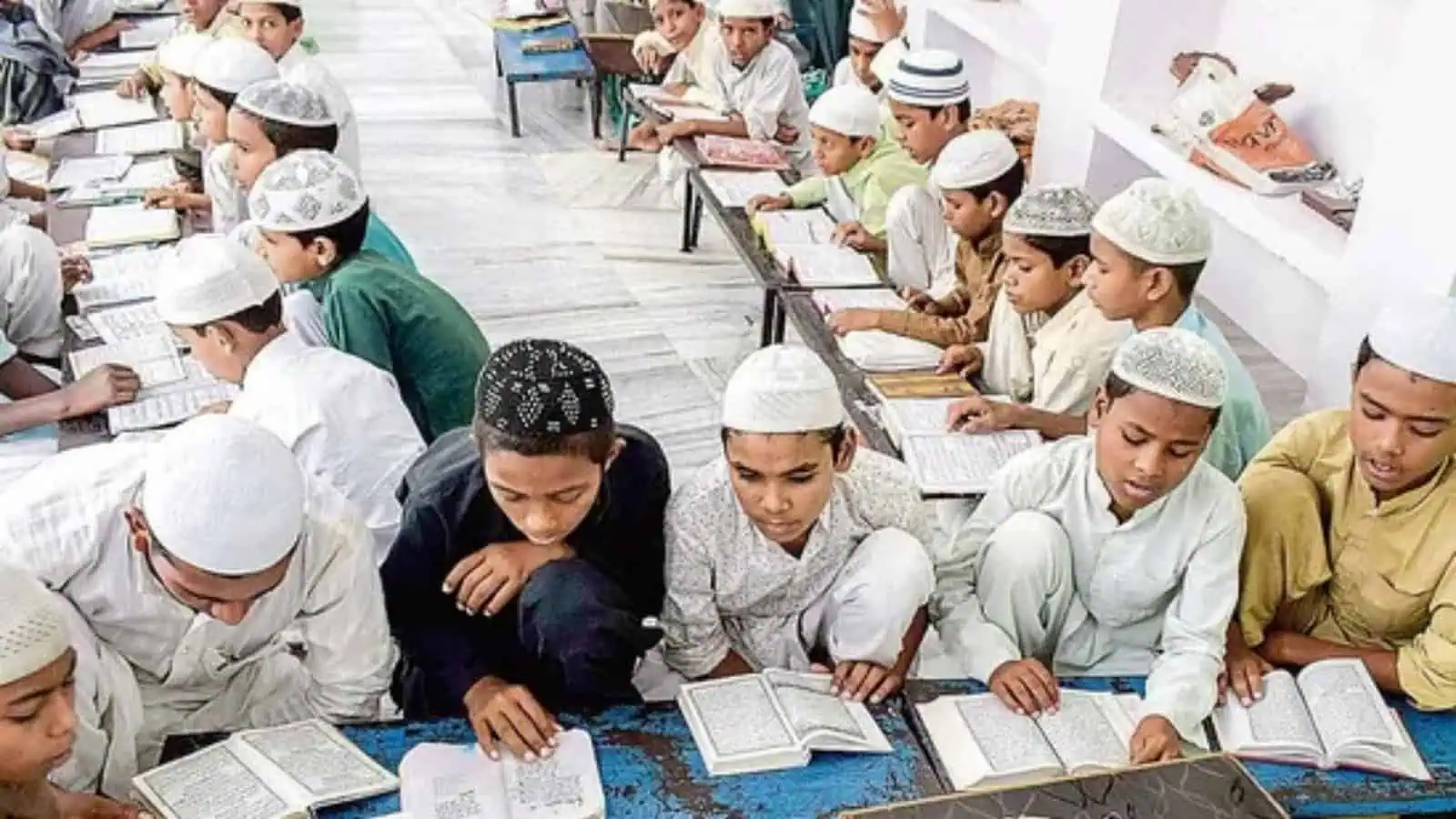 مدرسہ میں بچے قرآن مجید پڑھتے ہوئے، تعلیم کا ماحول.