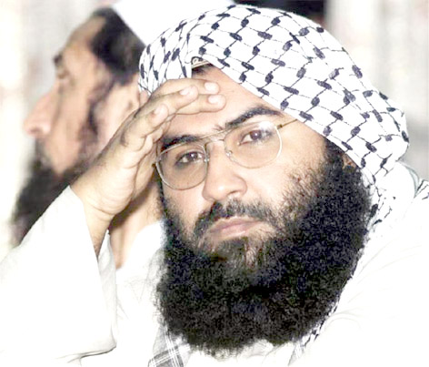 پُر تشویش شخص کی تصویر، سر پر ہاتھ رکھے ہوئے، گہری سوچ میں مبتلا.