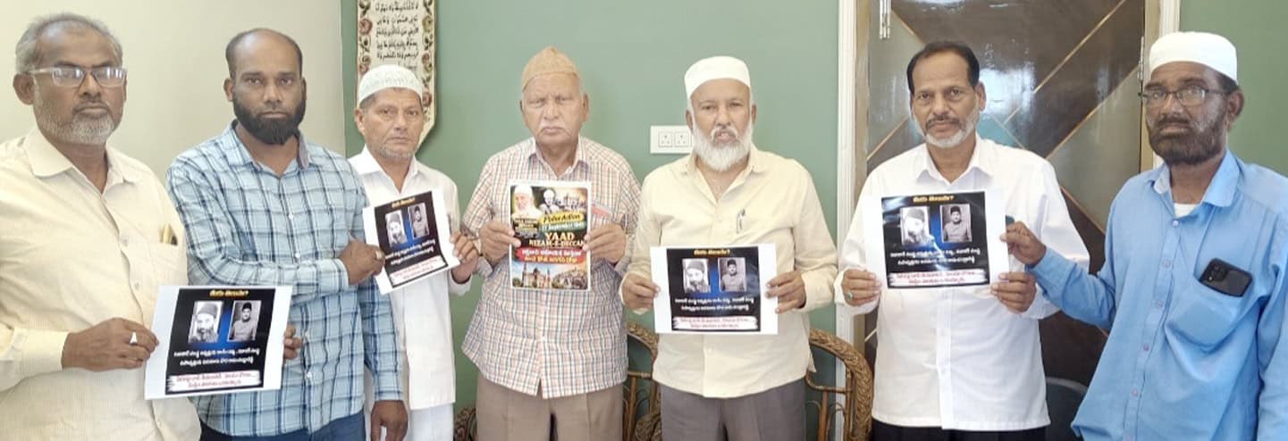 مذہبی رہنماؤں کا گروپ تصویر، سب نے تصویریں پکڑی ہوئی ہیں.
