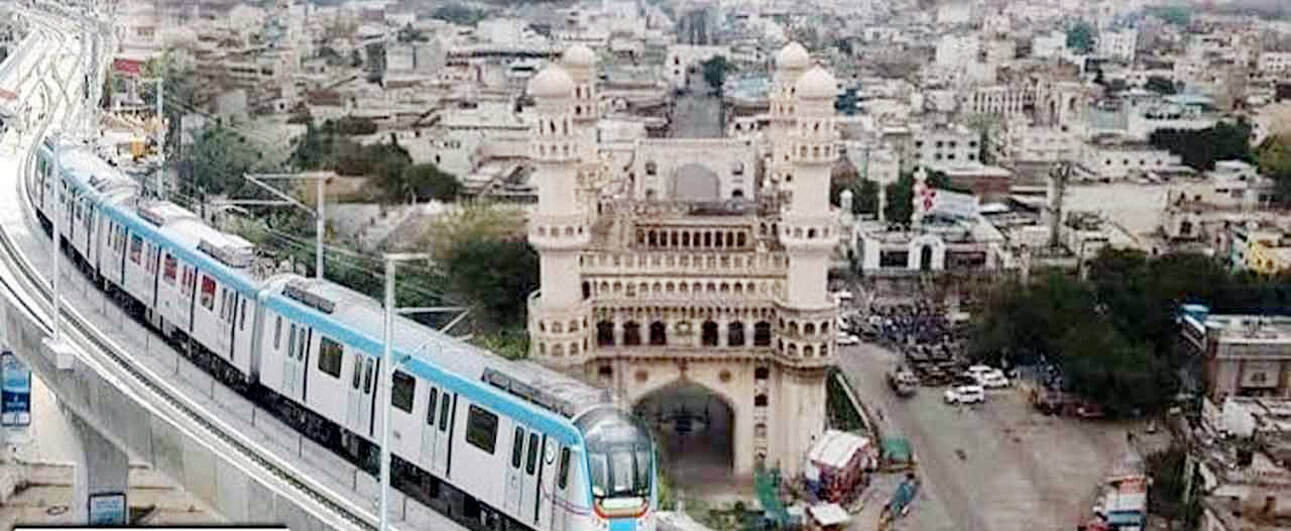 حیدرآباد میں میٹرو ٹرین اور تاریخی قلعہ کا نظارہ.