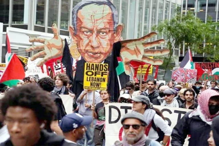 فلسطین کے حق میں مظاہرہ، فلسطینی پرچم اور نعرے بازی.